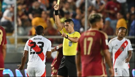 ¡Habló el árbitro chileno! Cristian Garay dio su versión de la mano de Reyna y el penal de Zambrano