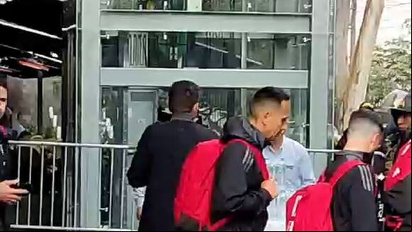 Fossati y su comando técnico abordan el bus que los llevará al aeropuerto Jorge Chávez. (Video: Wilmer Robles/Depor)