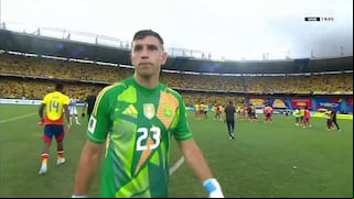Por golpear una cámara: piden sanción para ‘Dibu’ Martínez