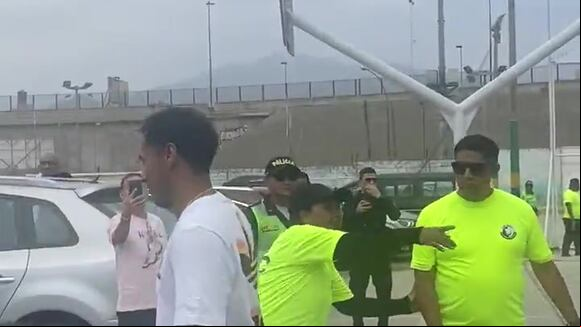 Carlos Lobatón llegó al estadio Alberto Gallardo para su partido de despedida. (Video: Olenka Valencia)