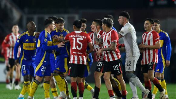 El cruce entre Luis Advíncula y Enzo Pérez en Boca vs. Estudiantes. (Video: ESPN)