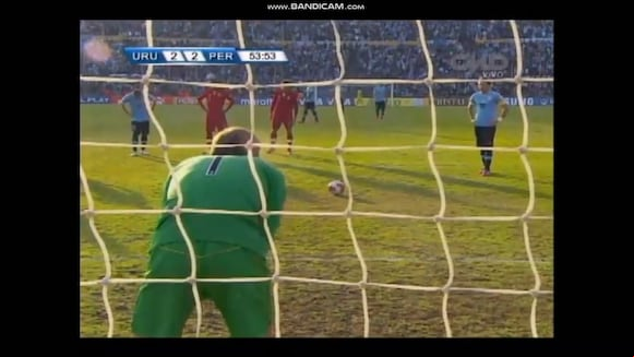 El penal que Diego Penny le atajó a Diego Forlán. (Video: CMD)