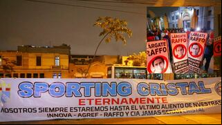 ¡Llegaron a la Prefectura! El reclamo de los hinchas de Cristal hacia Joel Raffo tras su detención