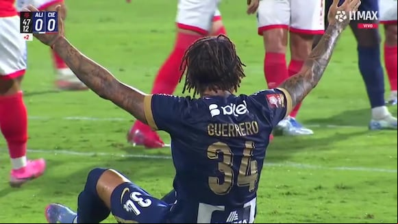 La acción de Jimmy Valoyes y Paolo Guerrero que en Alianza Lima reclaman como penal. (Video: L1 MAX)