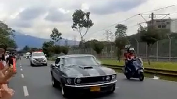 El Desfile de Autos Clásicos y Antiguos se lleva cada año en agosto por la Feria de las Flores en Medellín | VIDEO: Twitter