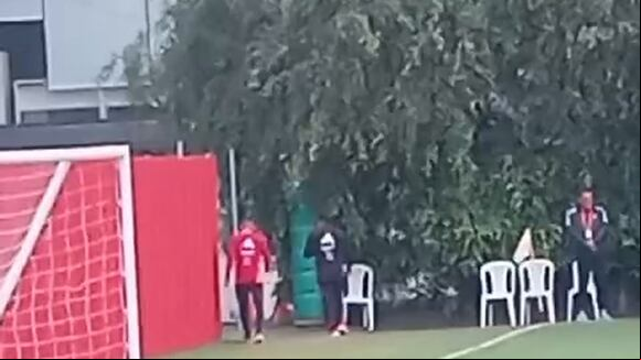Bryan Reyna saliendo de los entrenamientos de la Selección Peruana tras una lesión. (Vídeo: Wilmer Robles).