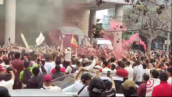 Hinchas de Universitario realizaron banderazo previo a la final de vuelta ante Alianza Lima. (Video: Wilmer Robles)
