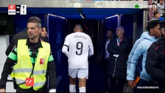 ¡Casi lo parte en dos! Kylian Mbappé se fue expulsado por una fuerte falta ante Alavés
