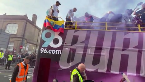 ¿Todo bien, ‘Vikingo’? Una bengala cayó sobre Oliver Sonne durante los festejos del Burnley