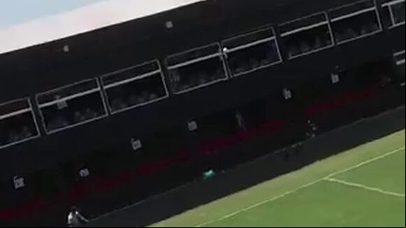 En el Estadio Guillermo Laza, Riestra y River miden fuerzas por la Liga de Argentina. (Video: @prensariestra)