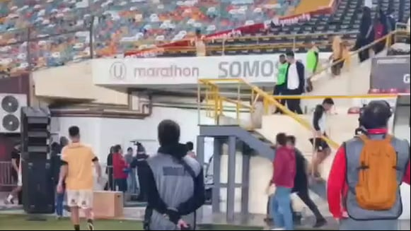 Futbolistas y personal de Universitario tuvieron que resguardarse rápidamente en las instalaciones del Monumental. (Video: @RenatoTornero)