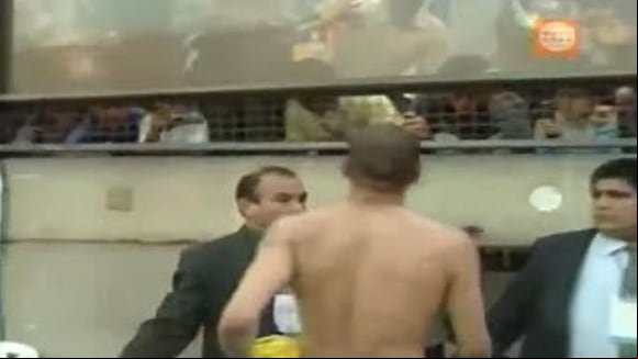 Paolo Guerrero escupió a hincha tras la derrota de Perú ante Ecuador, por las Eliminatorias 2010. (Video: América TV)