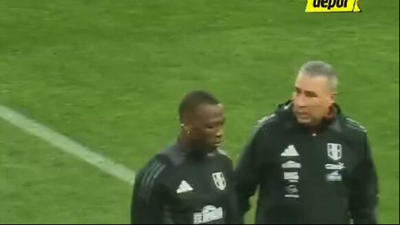 Luis Advíncula dialoga con Leonardo Martins, asistente de Jorge Fossati, y luego sale del campo con John Vasquez, fisioterapeuta jefe del área de rehabilitación de La Bicolor. (Video: José Varela)