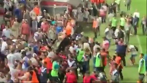 Santiago Cáseres y Randall Rodríguez, en medio de los incidentes entre hinchas y jugadores de Vélez en Santa Fe tras la final de la Copa Argentina. (Video: @notlauti_)